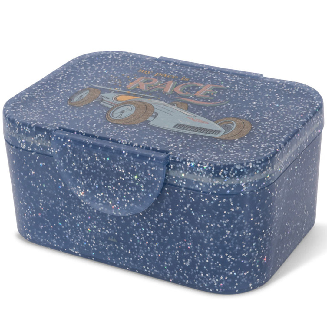 Konges Sløjd blauwe glitter broodtrommel met raceauto op de deksel.