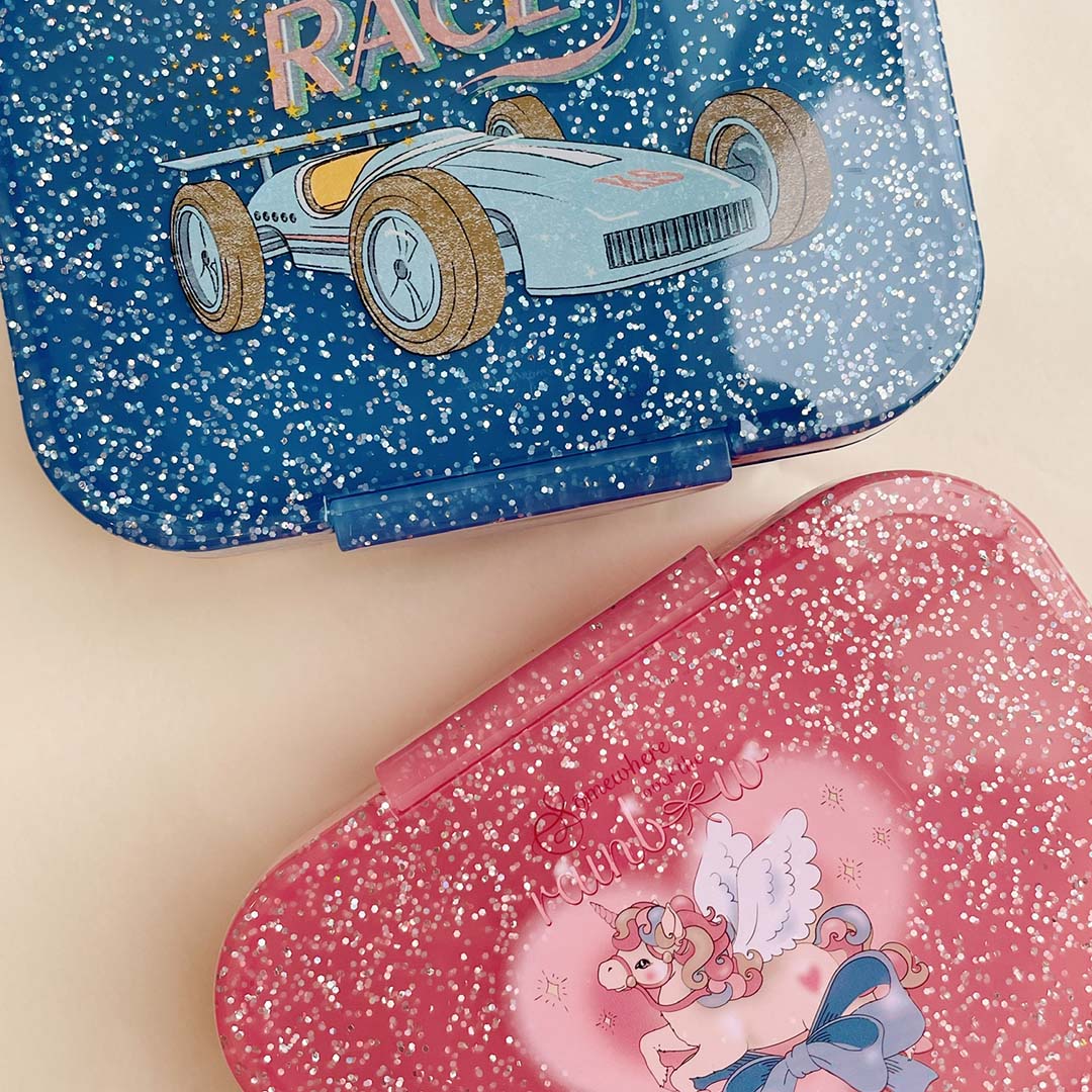 Twee Konges Sløjd glitter broodtrommels, een blauwe met raceauto en een roze met eenhoorn.