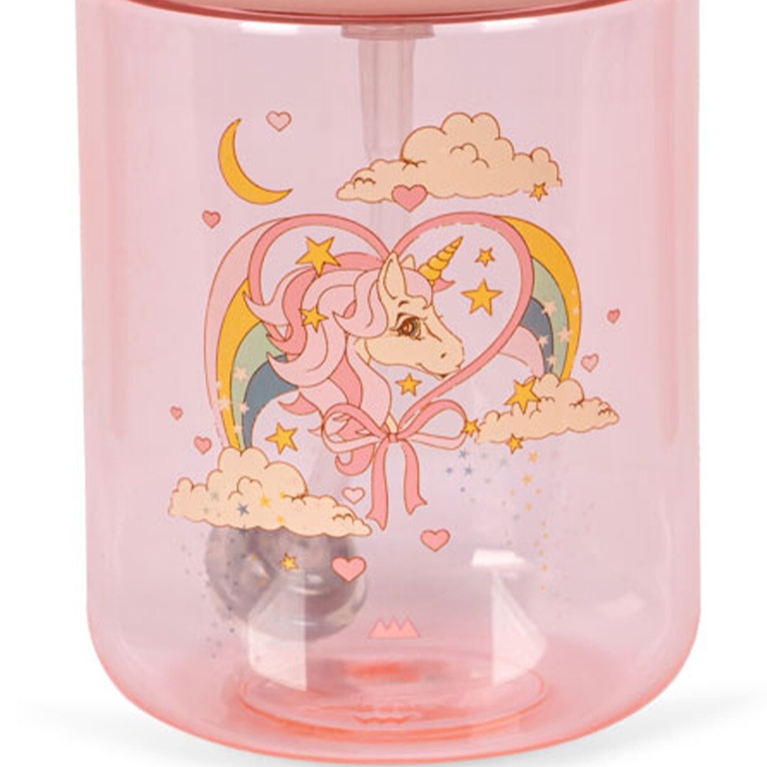 Detail van de roze baby drinkfles met eenhoorn, regenboog en sterren patroon.