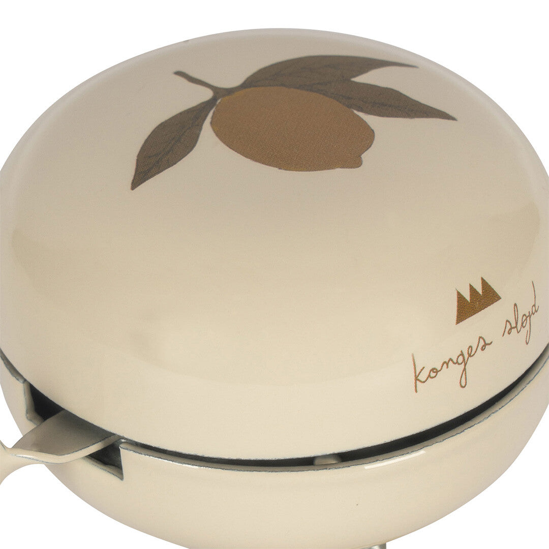 Detail van de Konges Sløjd beige fietsbel met citroenprint en logo.