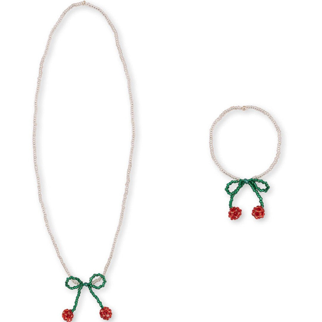 Konges Sløjd kinder ketting en armband met kersenmotief, los van de verpakking.