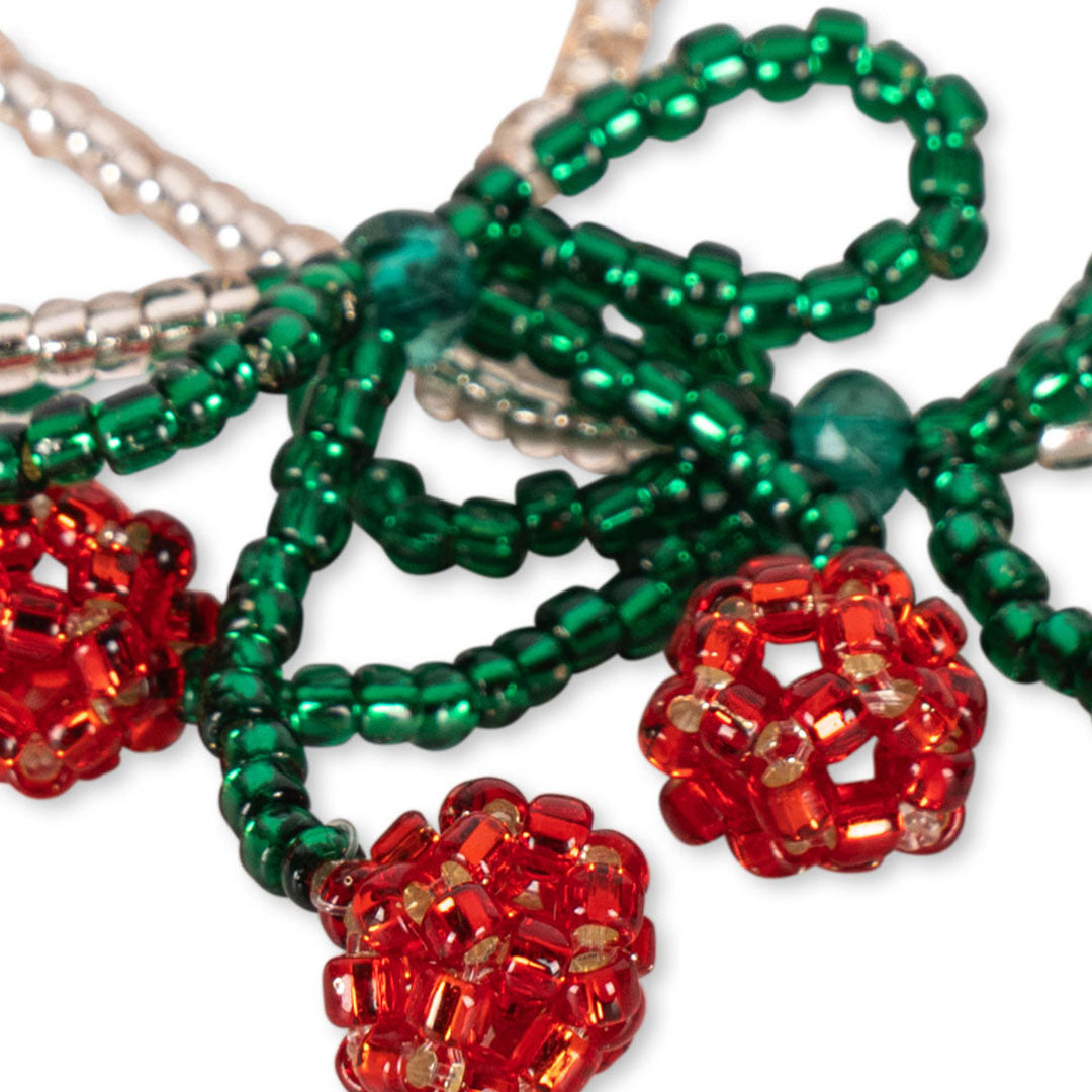 Detailopname van de glazen kralen van de Konges Sløjd kersenketting.