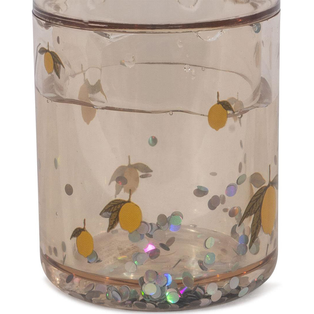 Lichtbruine Konges Sløjd kinderbeker met glitter en een citroenen-thema.