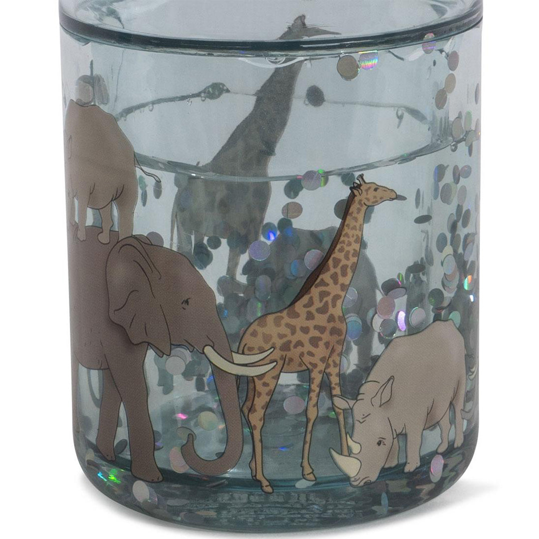 Blauwgroene Konges Sløjd kinderbeker met glitter en een safari-thema.