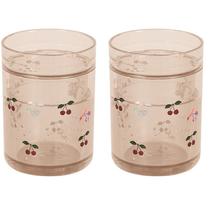 Twee Konges Sløjd kinderbekers van beige plastic met glitter en kersenpatroon.