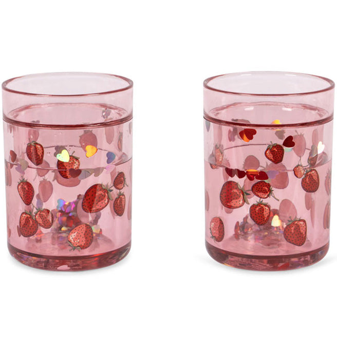 Twee Konges Sløjd roze kinderbekers met aardbeien en glitter.