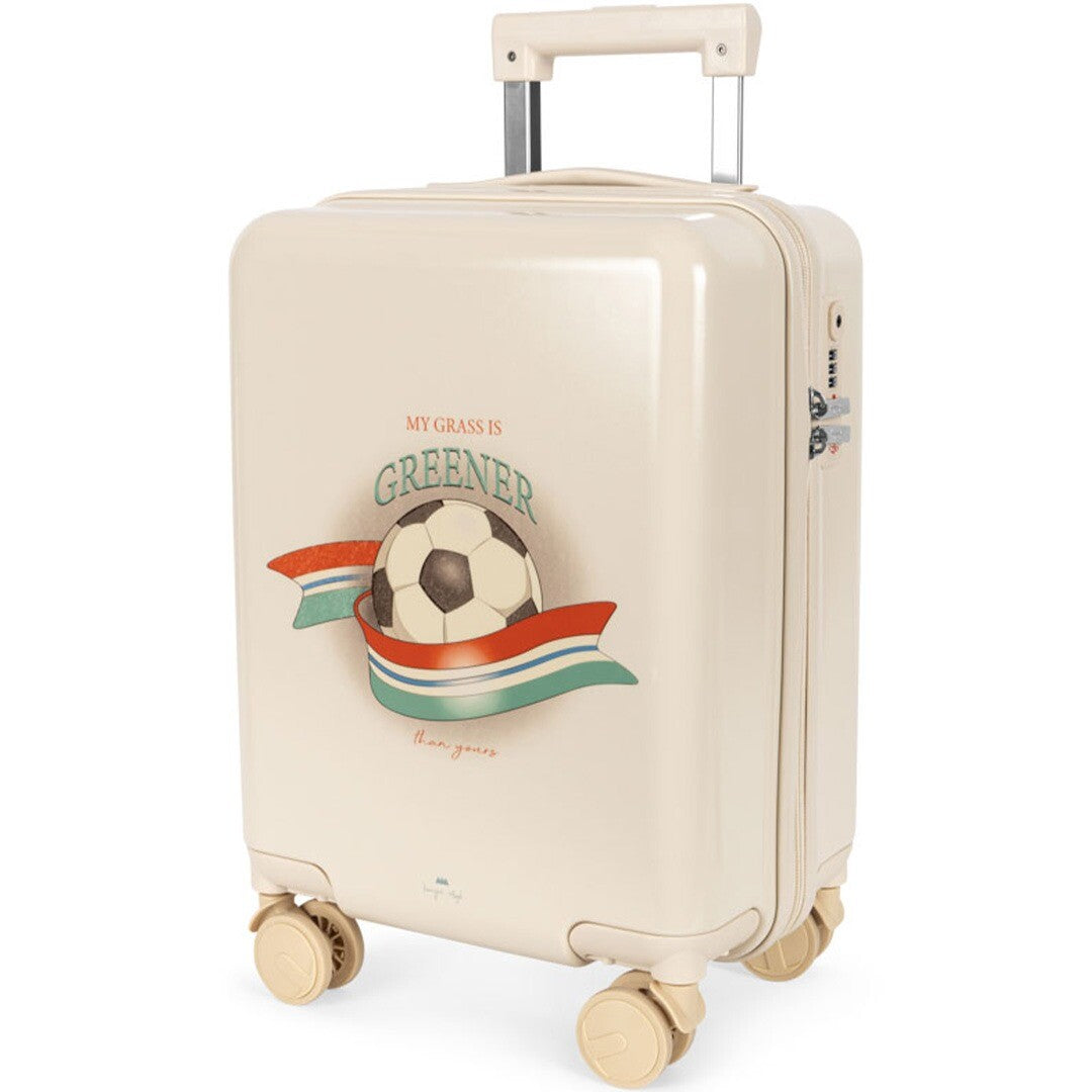 Konges Sløjd beige kinderkoffer met uitschuifbare hendel en een voetbalprint met tekst.