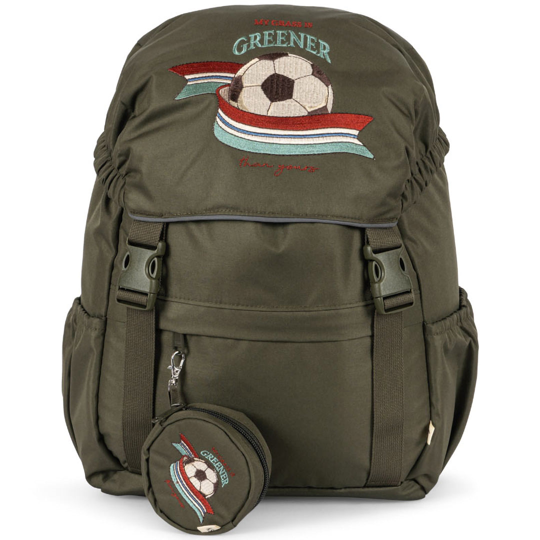 Konges Sløjd groene kinderrugzak met voetbal- en lintborduurwerk en een bijpassend rond etui.