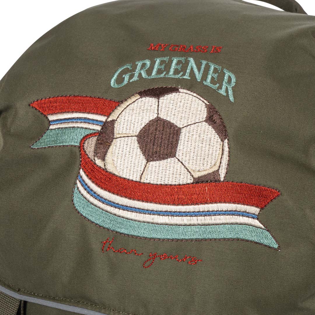 Detail van de Konges Sløjd groene kinderrugzak met geborduurd voetbal en lint.