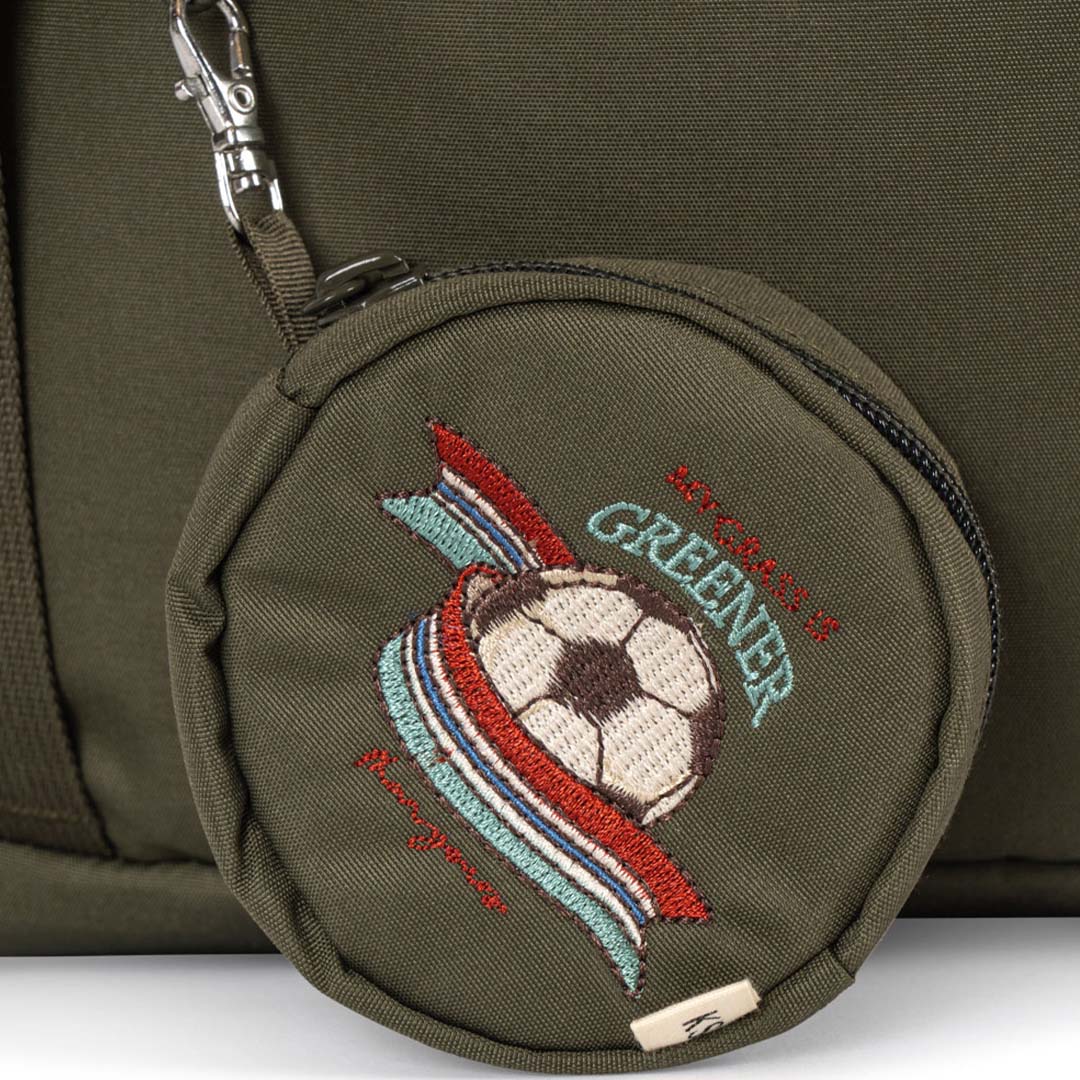 Detail van het ronde etui met voetbal- en lintborduurwerk, bevestigd aan de Konges Sløjd kinderrugzak.