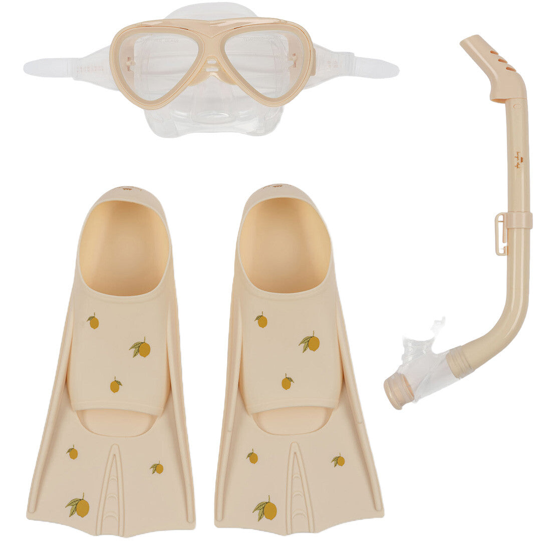 Konges Sløjd kindersnorkelset met beige duikbril, snorkel en twee vinnen met citroenpatroon, van bovenaf gezien.
