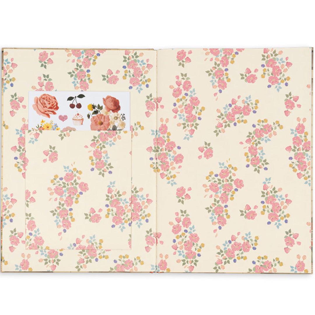 De binnenkant van het kleurboek met een gebloemd patroon en een vakje met stickers.