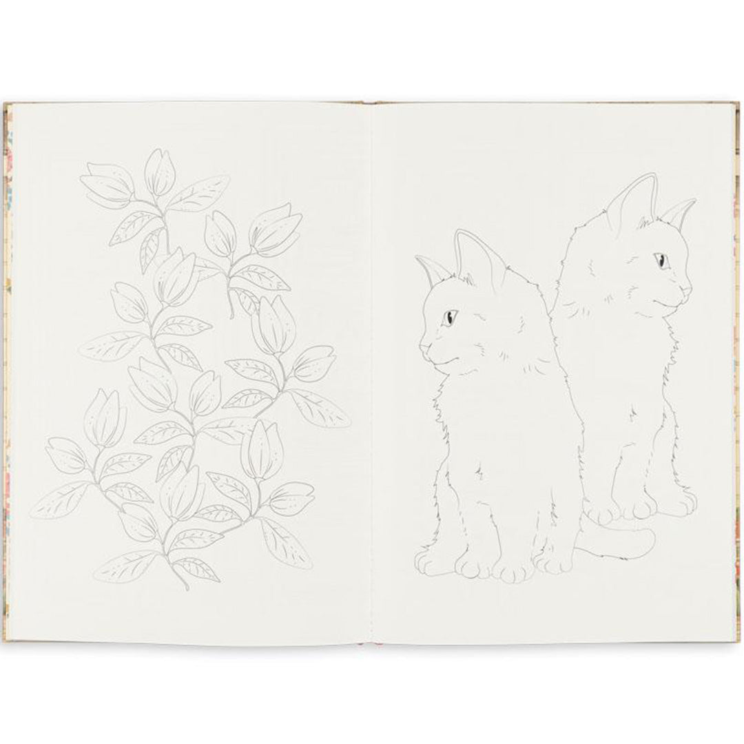 Twee open pagina's van het kleurboek met lijntekeningen van bloemen en twee katten.