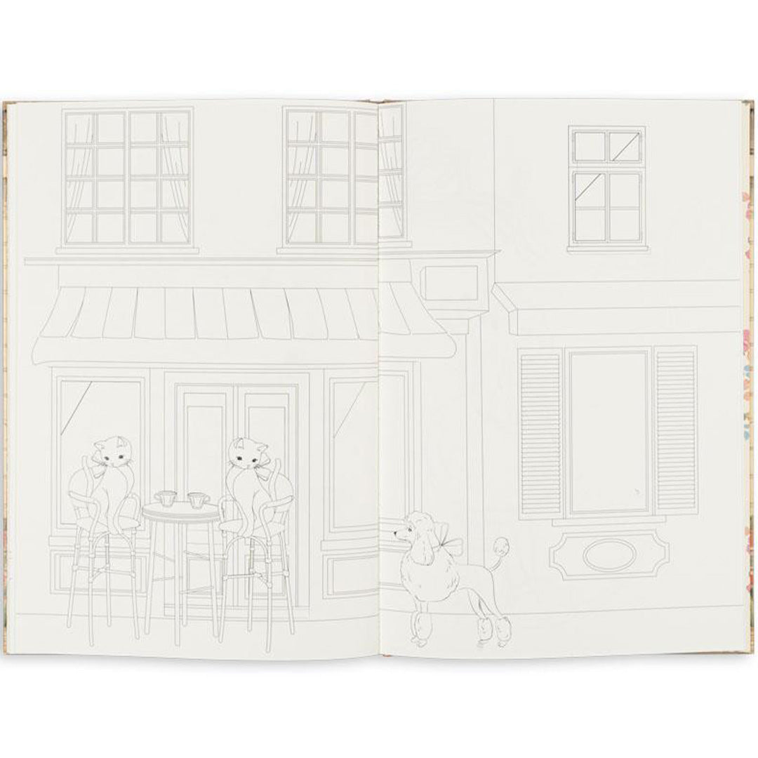 Twee open pagina's van het kleurboek met lijntekeningen van katten bij een café en een poedel voor een gebouw.