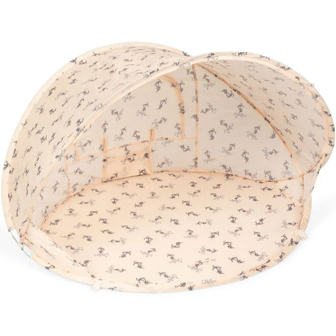 Konges Sløjd beige mini pop-up strandtent met ankerpatroon.