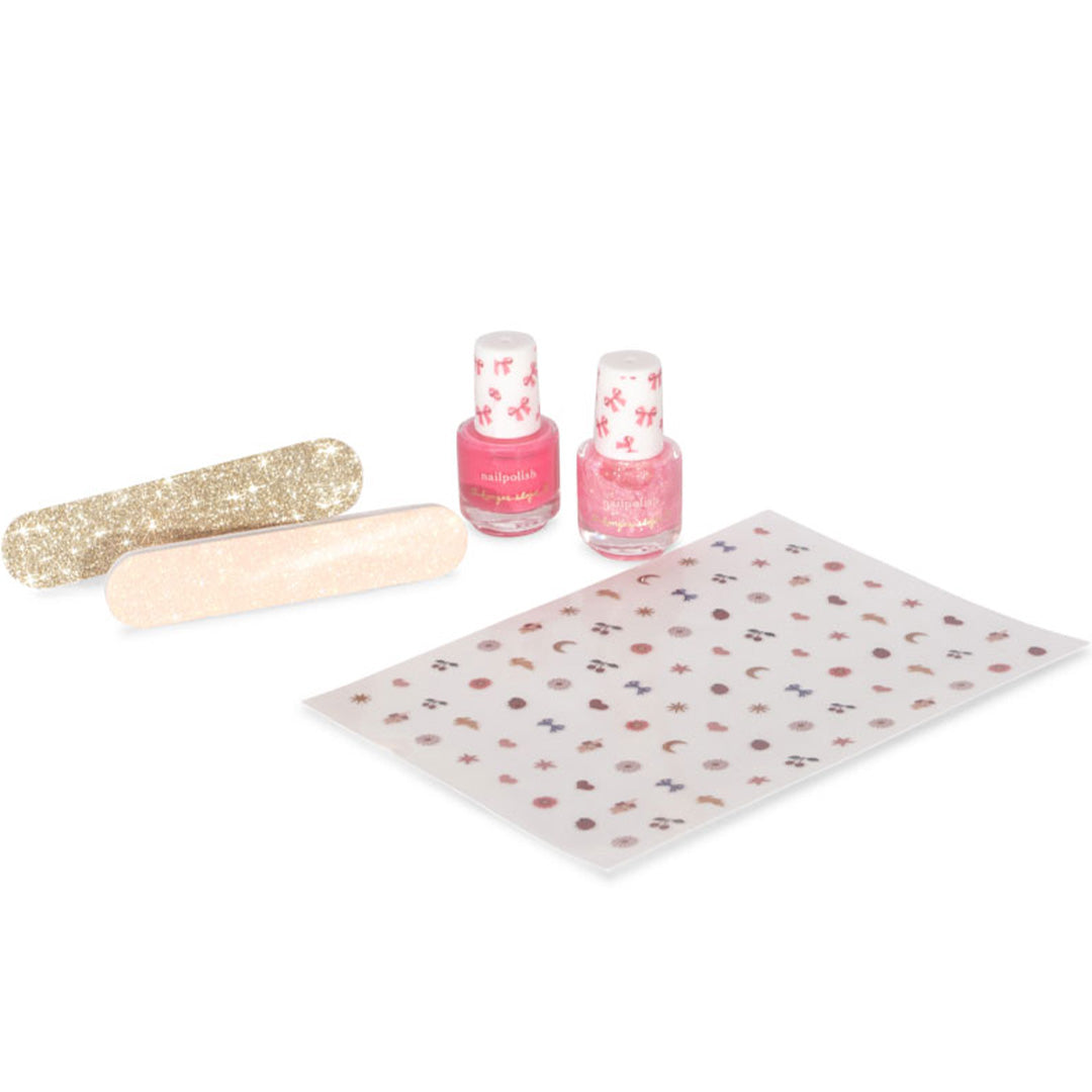 Konges Sløjd nagellakset met twee roze nagellakflesjes, twee glitter nagelvijlen en een vel met diverse nagelstickers.