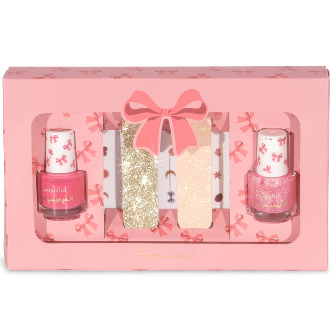 Konges Sløjd nagellakset in roze verpakking met strikjes, met twee nagellakflesjes, twee nagelvijlen en nagelstickers zichtbaar.