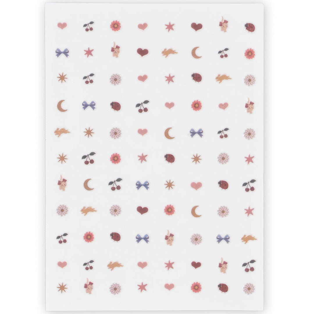 Vel met Konges Sløjd nagelstickers met diverse kleine motieven zoals hartjes, sterren en strikjes.