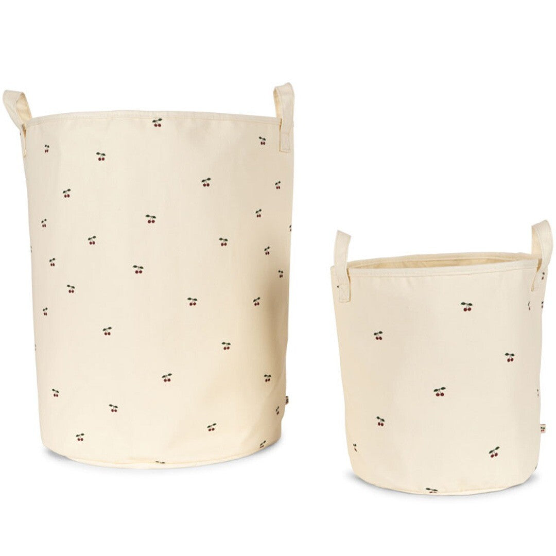 Twee Konges Sløjd beige katoenen opbergmanden met kersenpatroon.