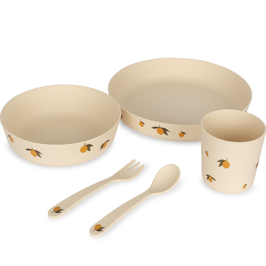 Konges Sløjd beige kinderservies met citroenprint, bestaande uit een bord, kom, beker, vork en lepel.