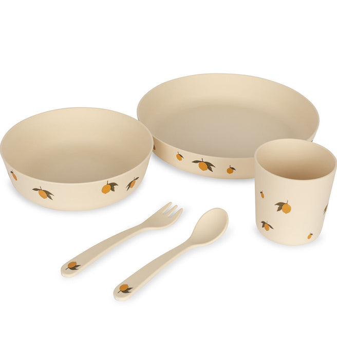 Konges Sløjd beige kinderservies met citroenprint, bestaande uit een bord, kom, beker, vork en lepel.