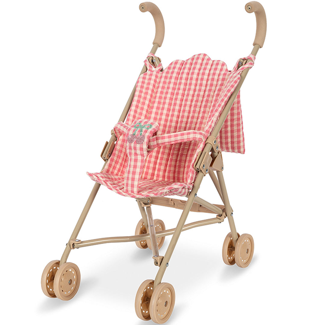 Konges Sløjd poppenbuggy met roze-wit geruite stof en kersenlovertjes op de gordel.