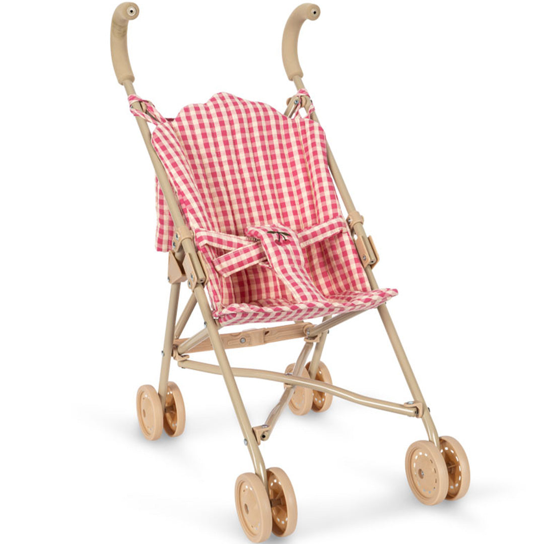 Vooraanzicht van de Konges Sløjd poppenbuggy met roze-wit geruite stof.