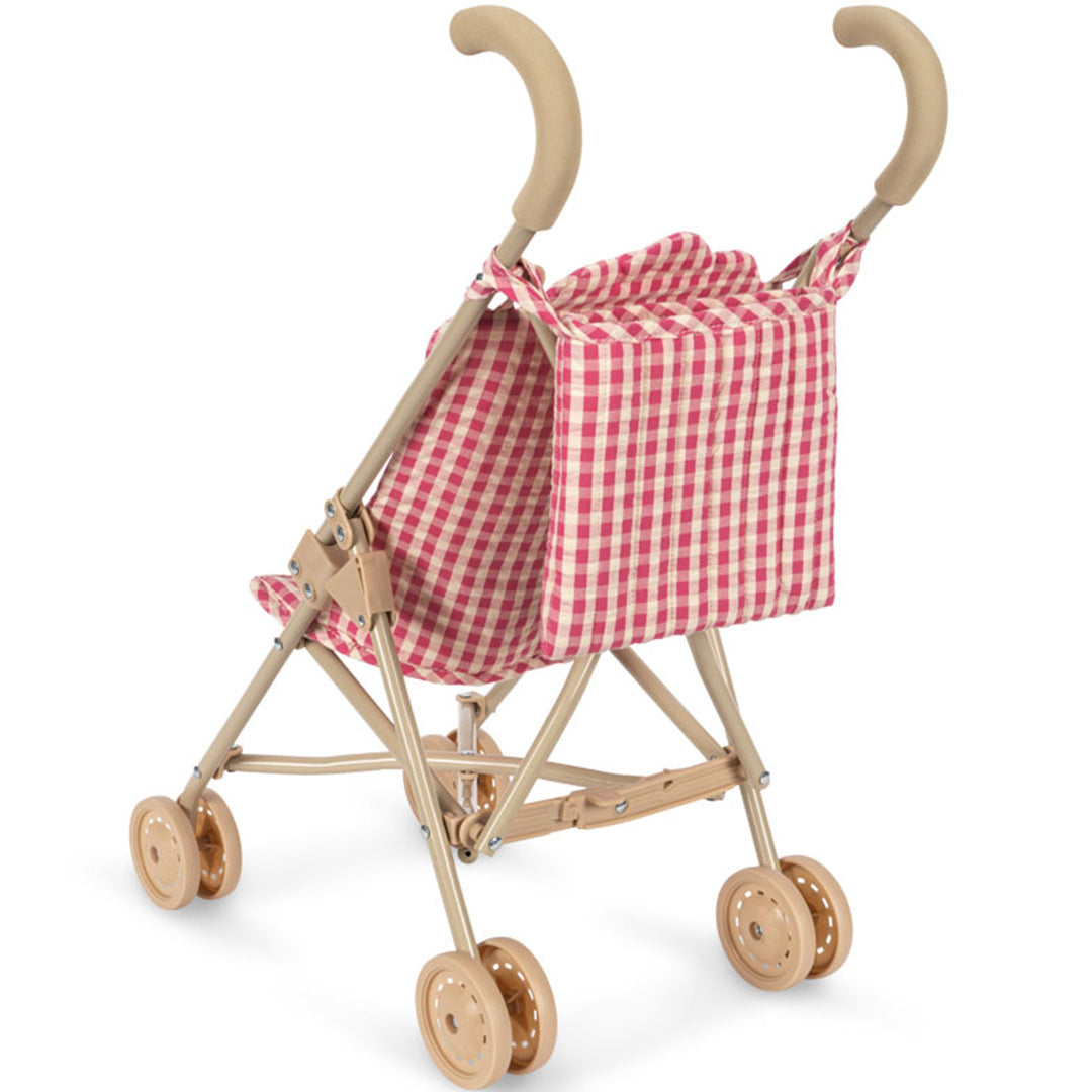 Achteraanzicht van de Konges Sløjd poppenbuggy met roze-wit geruite stof.