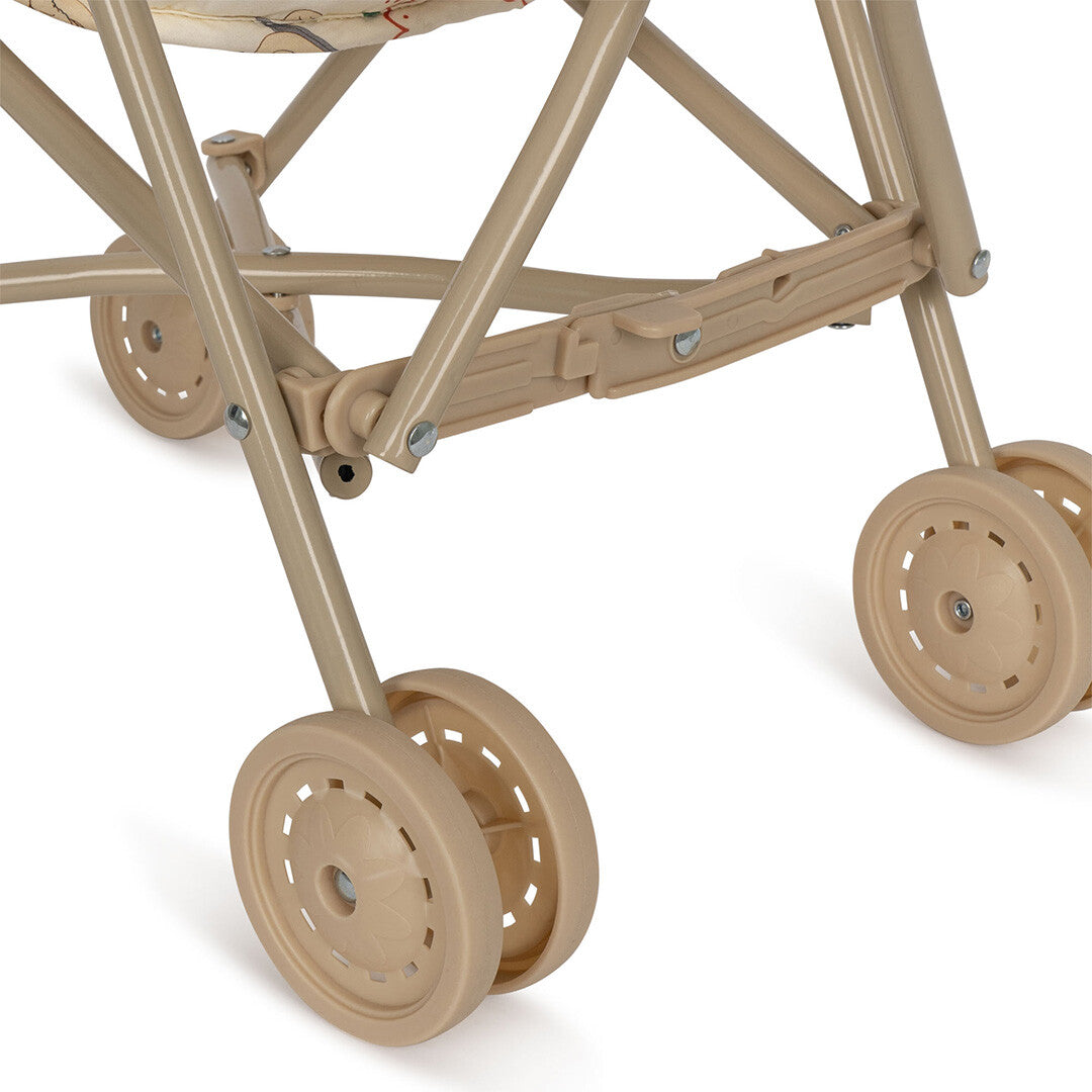Detail van de beige wielen en het frame van de poppenbuggy.