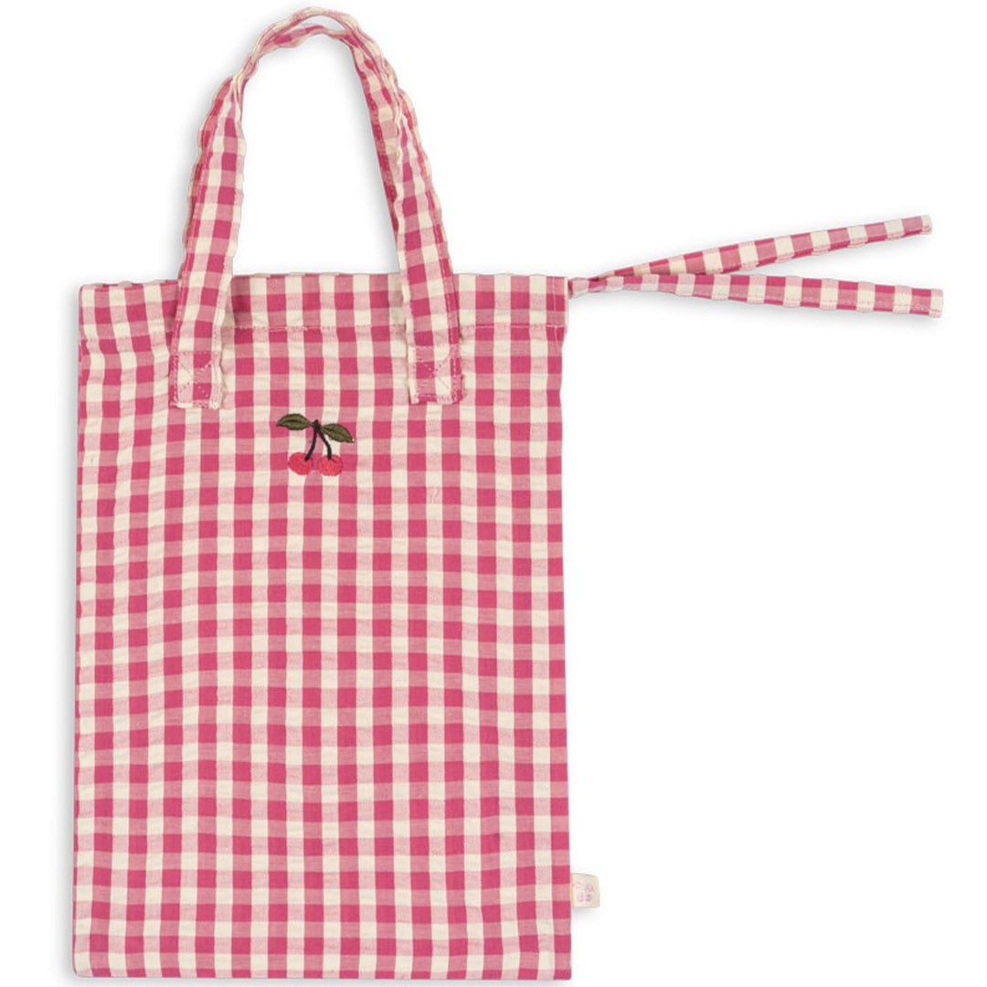 Konges Sløjd roze geruite stoffen tas met kersenborduursel, onderdeel van de poppenverzorgingsset.