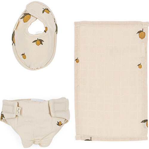 Konges Sløjd poppenverzorgingsset met beige slabbetje, luier en doek met citroenprint.