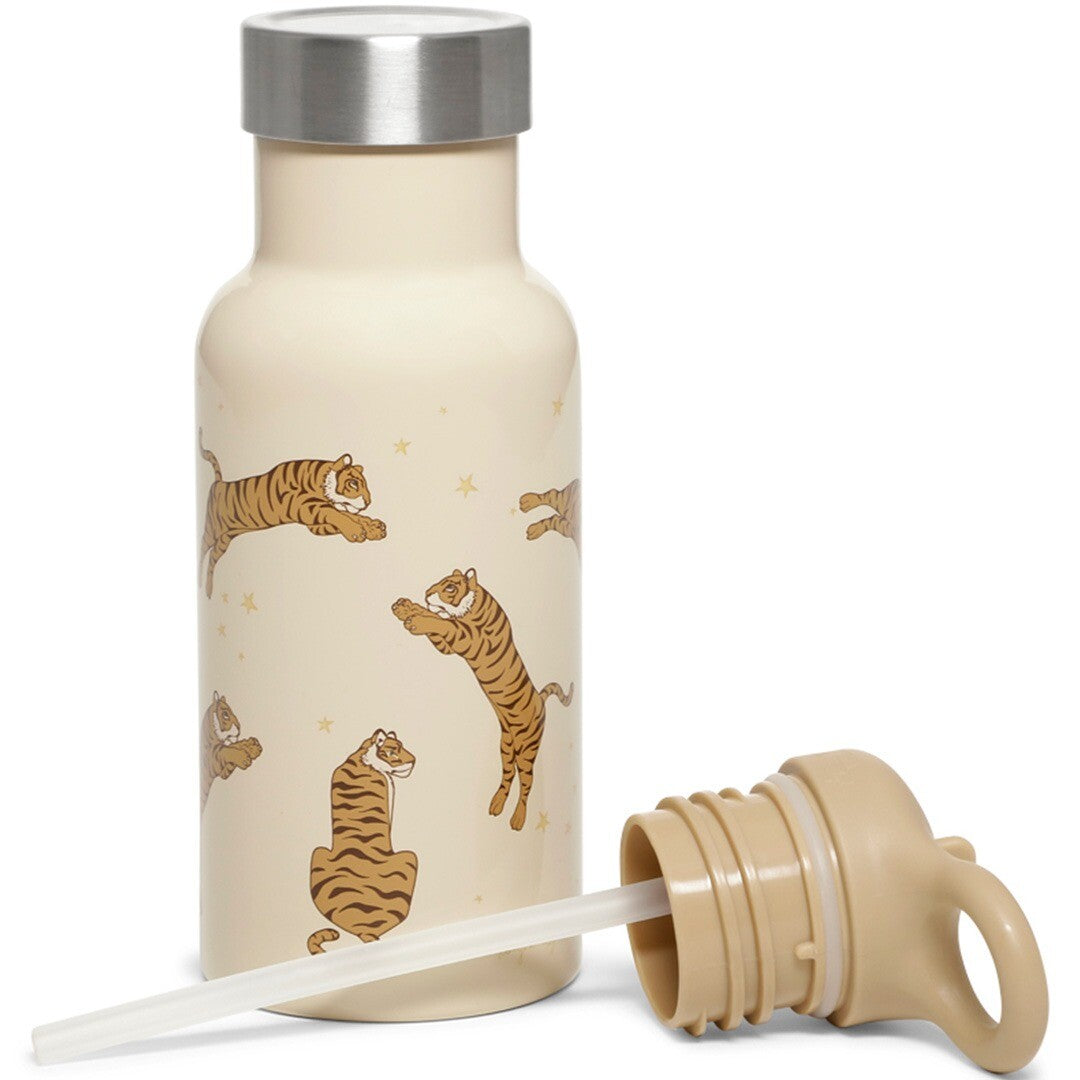 Konges Sløjd thermosfles met een beige tijger- en sterrenpatroon en open rietjesdop.