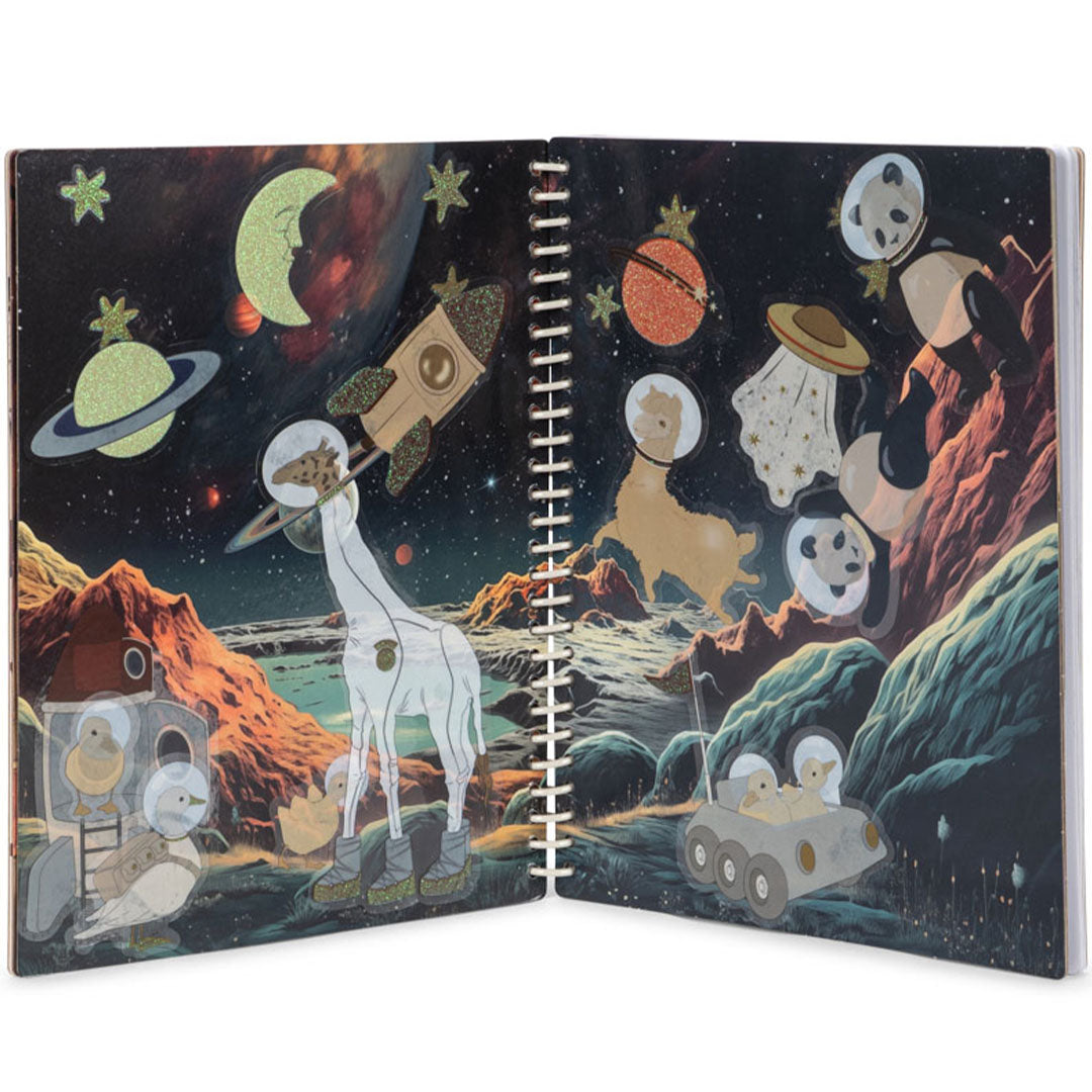 Een open stickerboek met ruimte-thema stickers van dieren in astronautenpakken en planeten.