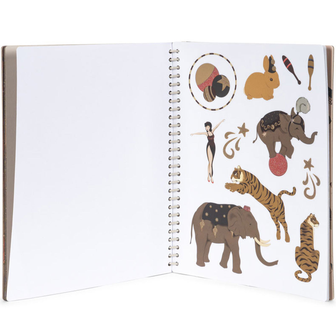 Een open stickerboek met circus-thema stickers van olifanten, tijgers en een konijn.