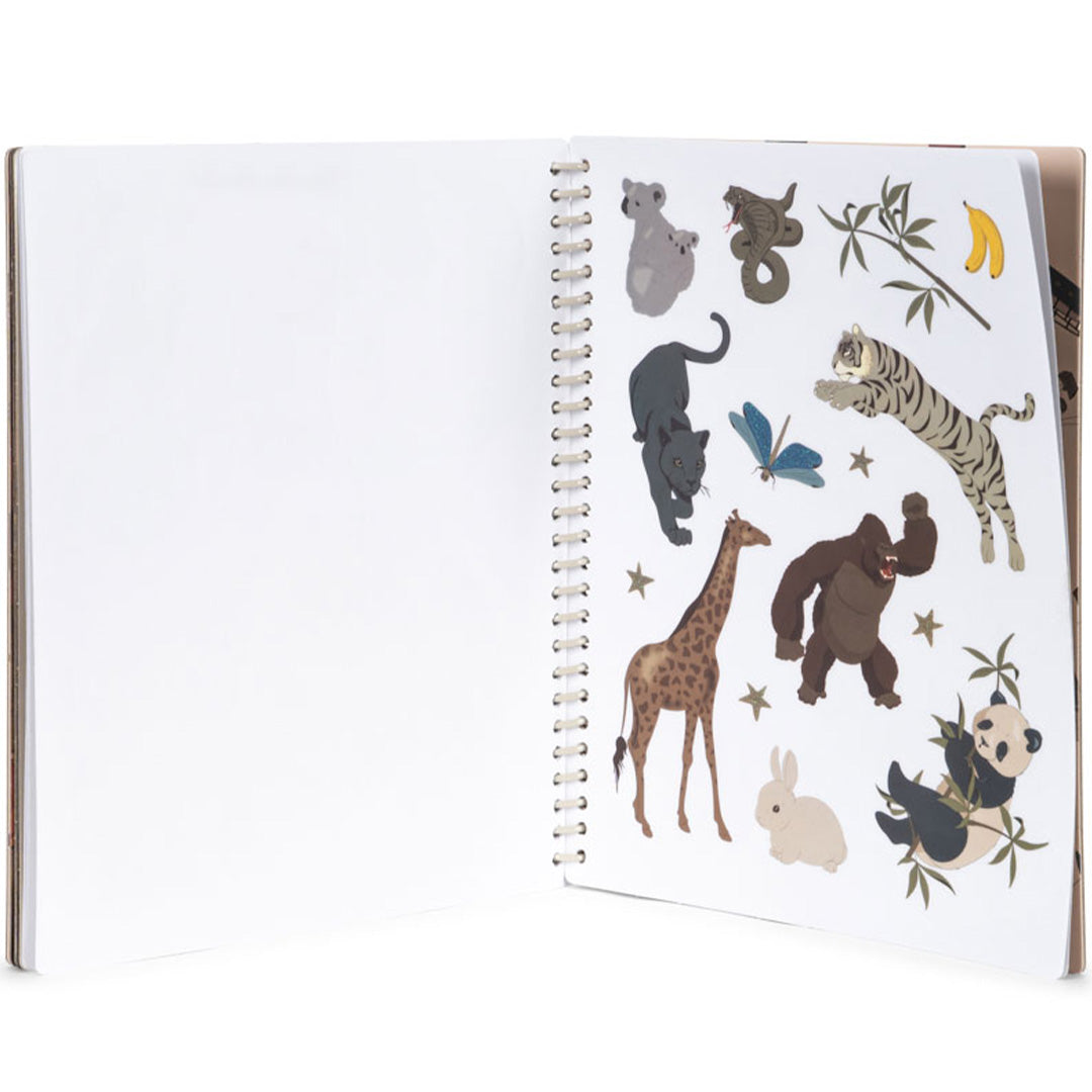 Een open stickerboek met diverse dierenstickers zoals een giraffe, gorilla, panter en panda.