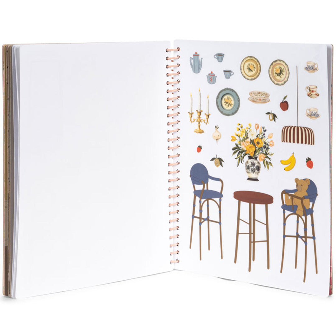 Open Konges Sløjd stickerboek met een pagina vol losse stickers van eetkameritems en een beer.