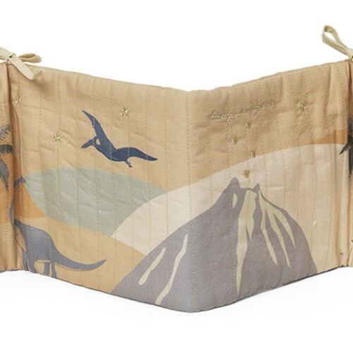 Detail van het Konges Sløjd stoffen boek met een vliegende pterodactyl en een vulkaan.