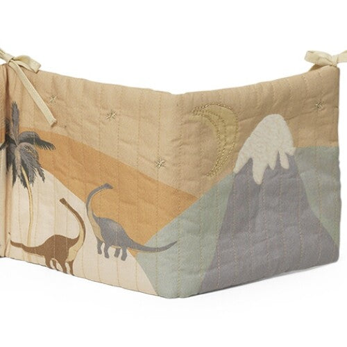 Detail van het Konges Sløjd stoffen boek met twee langnekdinosaurussen en een berg.