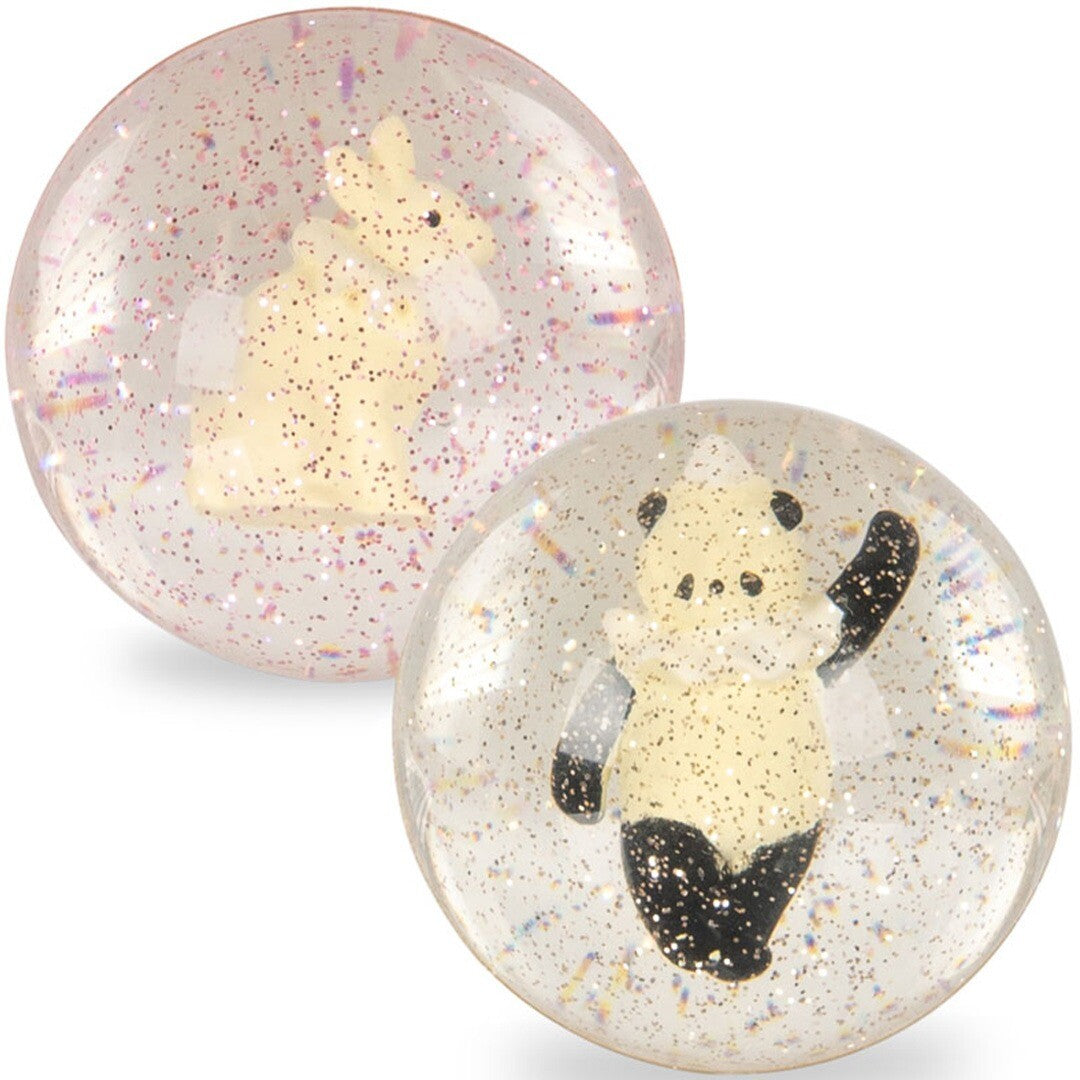 Twee Konges Sløjd stuiterballen met glitters, één met een konijn en één met een panda.