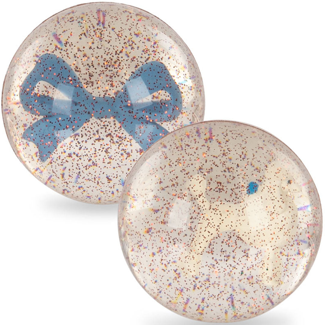 Twee Konges Sløjd stuiterballen met glitters, waarvan één met een blauwe strik erin.