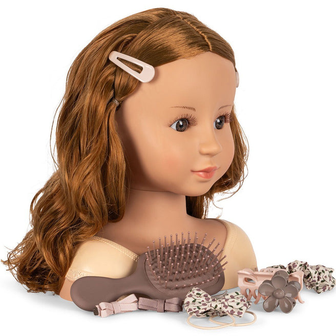 Konges Sløjd styling pop met lang bruin haar, een borstel en diverse haaraccessoires in beige en bruin.
