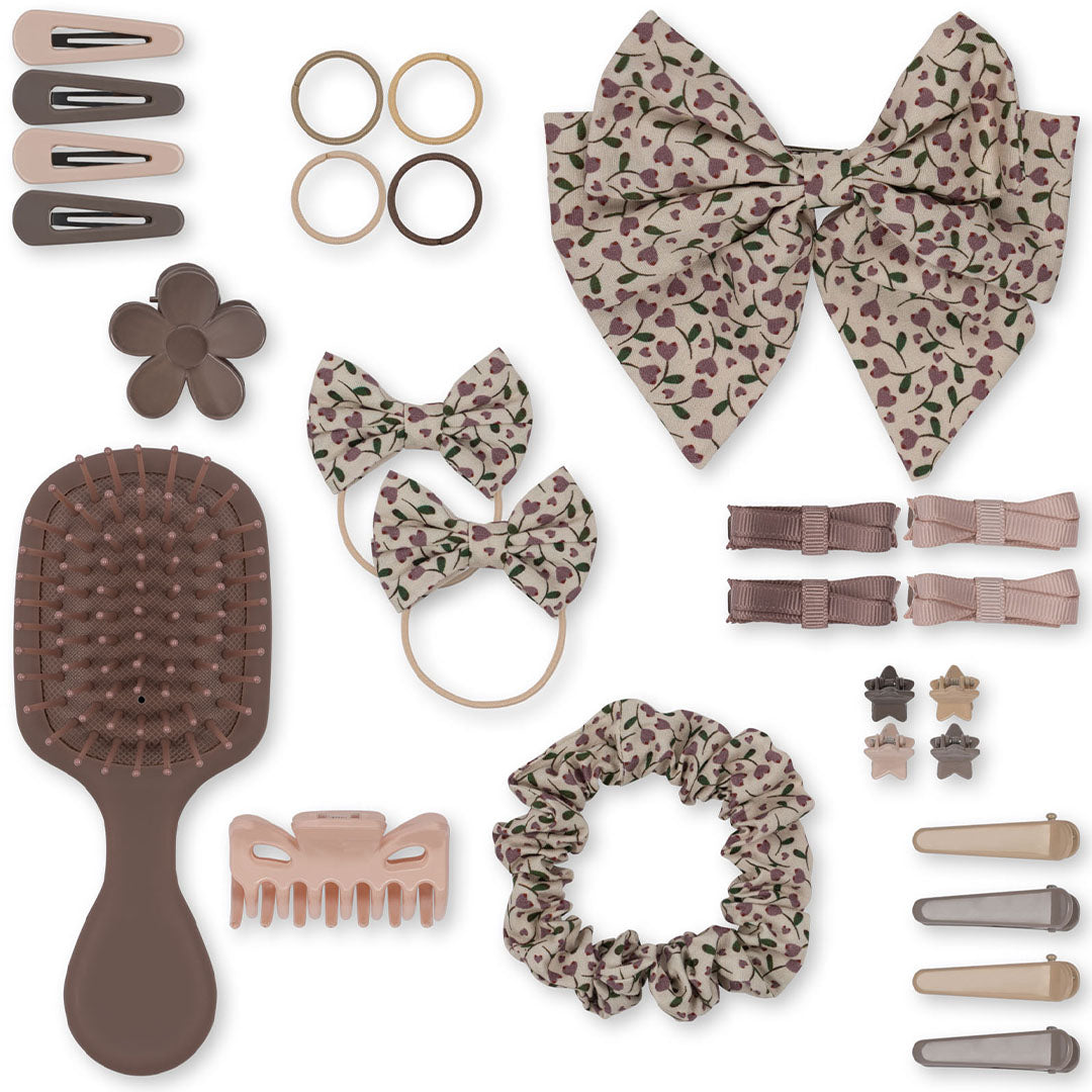 Overzicht van de Konges Sløjd haaraccessoires speelset met borstel, haarclips, elastiekjes en gebloemde strikken.