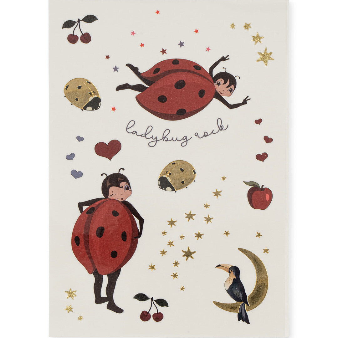 Vel met tijdelijke tatoeages van lieveheersbeestjes, fruit, sterren en een toucan.