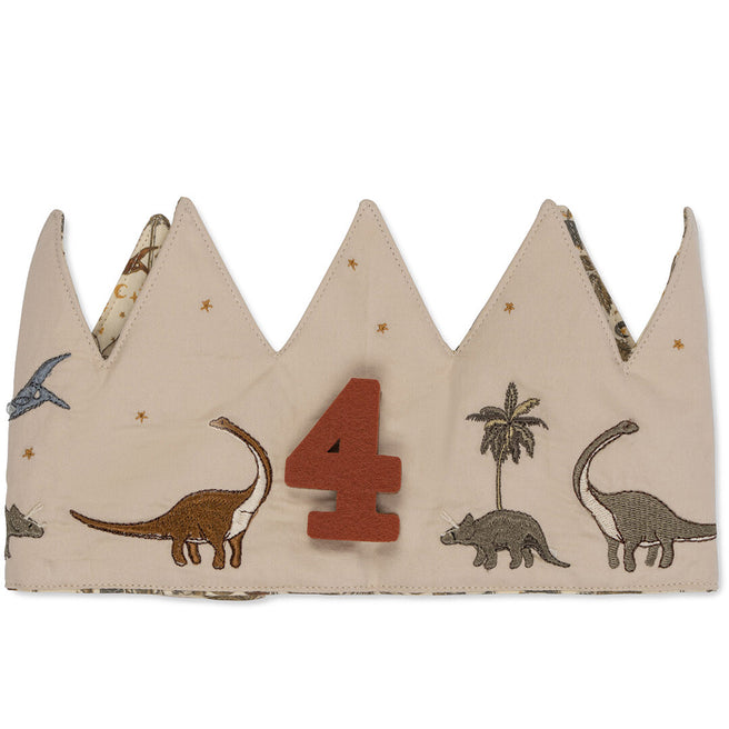 Konges Sløjd verjaardagskroon met dinosaurus- en sterrenborduursels en een rood cijfer 4.