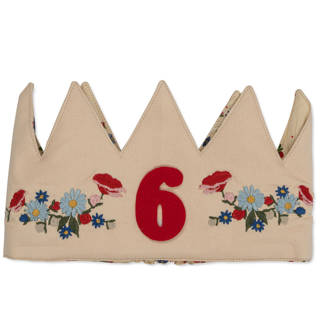 Konges Sløjd beige verjaardagskroon met geborduurde bloemen en een rood cijfer 6.