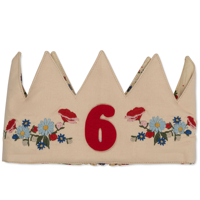Konges Sløjd beige verjaardagskroon met geborduurde bloemen en een rood cijfer 6.
