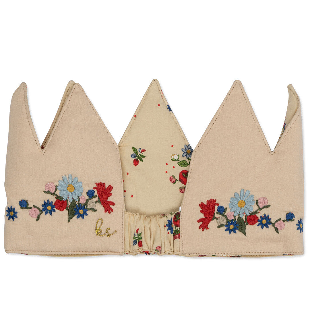 Konges Sløjd beige verjaardagskroon met geborduurde bloemen en een elastische achterkant.