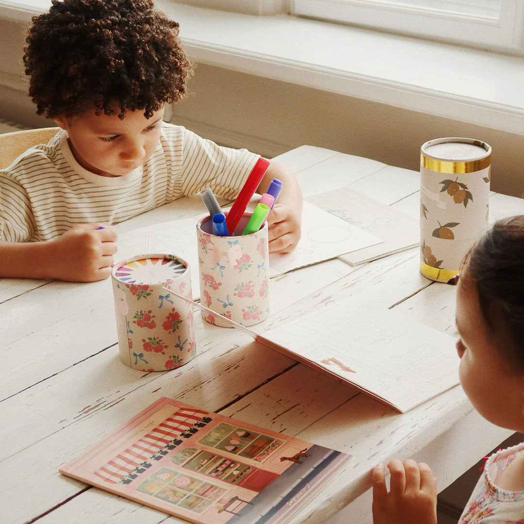 Twee kinderen kleuren aan een witte tafel met de Konges Sløjd viltstiften set.