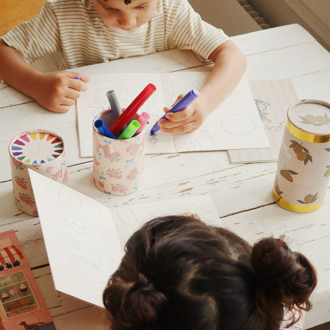 Twee kinderen tekenen aan tafel met Konges Sløjd viltstiften uit twee verschillende dozen.