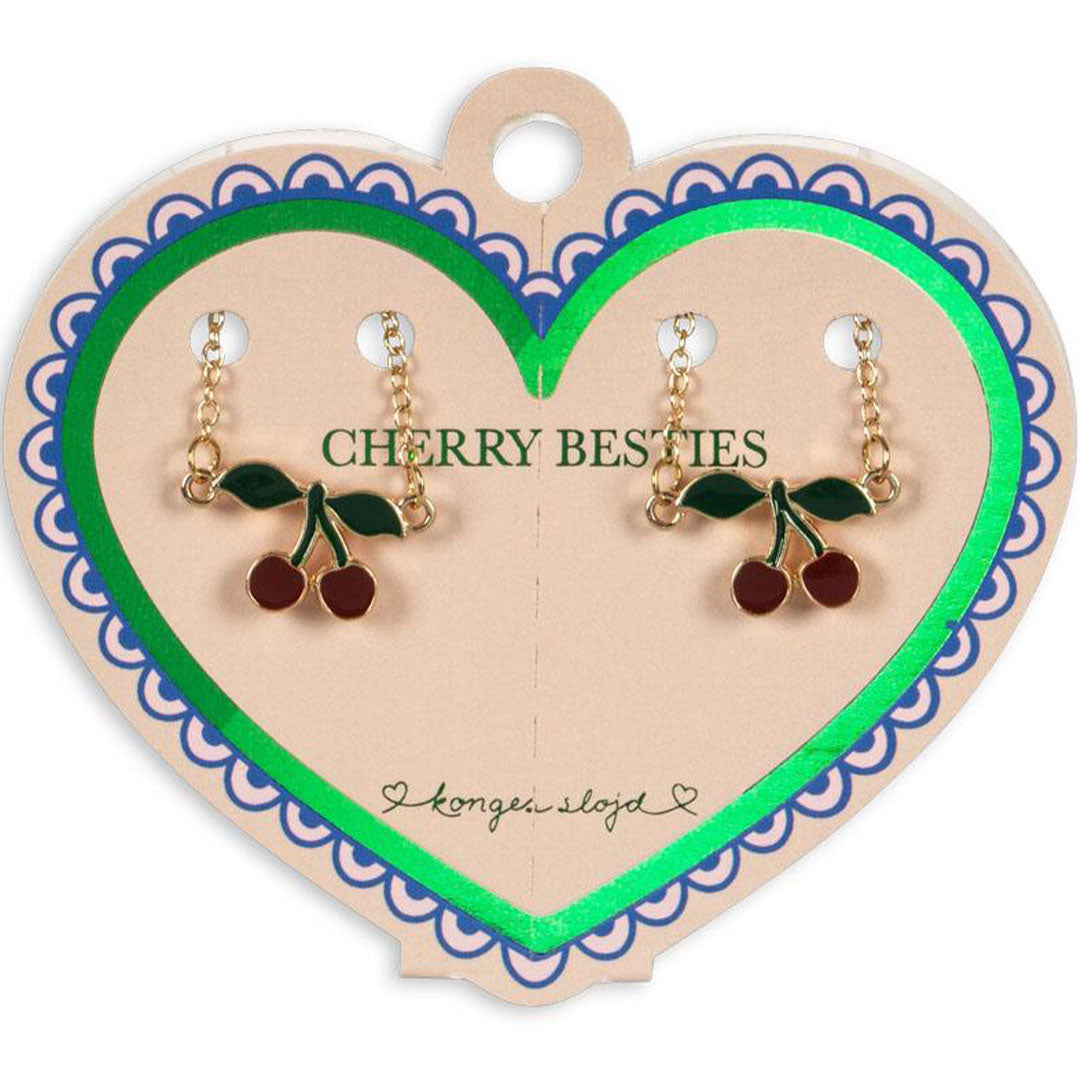 De verpakking van de Konges Sløjd vriendschapsarmbanden met kersenthema, hartvormig en met de tekst 'Cherry Besties'.